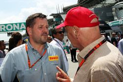 Paul Hembery, directeur du sport automobile chez Pirelli avec Niki Lauda sur la grille