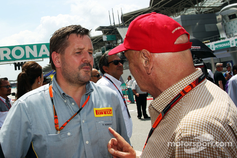 Paul Hembery, director de Pirelli Motorsport con Niki Lauda, ​​Mercedes presidente no ejecutivo en la parrilla