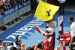 Le vainqueur Sebastian Vettel, Ferrari fête sa victoire dans le Parc Fermé