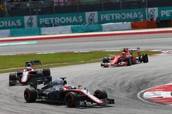 Фернандо Алонсо, McLaren MP4-30 опережает Дженсон Баттон, McLaren MP4-30 и Кими Райкконен, Ferrari S