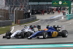(L naar R): Valtteri Bottas, Williams FW37 en Felipe Nasr, Sauber C34, strijden om positie