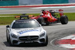 Sebastian Vettel, Ferrari SF15-T, leidt achter de FIA Safety Car