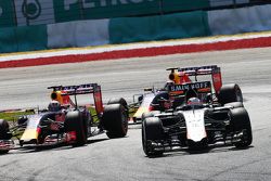 Нико Хюлькенберг, Sahara Force India F1 VJM08 опережает Даниэль Риккардо, Red Bull Racing RB11 и Дан