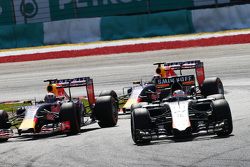 Nico Hulkenberg, Sahara Force India F1 VJM08 leads Daniel Ricciardo, Red Bull Racing RB11 y Daniil Kvyat, Red Bull Racing RB11