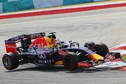 Daniil Kvyat, Red Bull Racing RB11 et Nico Hulkenberg, Sahara Force India F1 VJM08 se percutent