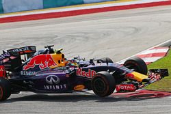 Daniil Kvyat, Red Bull Racing RB11 y Nico Hulkenberg, Sahara Force India F1 VJM08 chocan