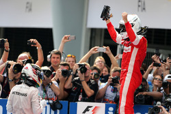 Себастьян Феттель Scuderia Ferrari и Льюис Хэмильтон Mercedes AMG F1 Team