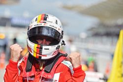 Ganador de la Carrera Sebastian Vettel, Ferrari SF15-T celebra en parc ferme