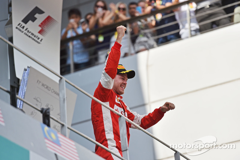 Juara balapan Sebastian Vettel, Ferrari merayakan di podium