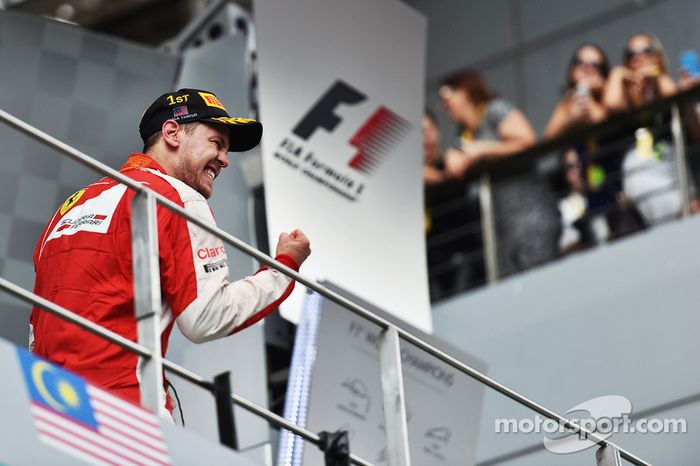 Race winner Sebastian Vettel, Ferrari Celebra en el podio