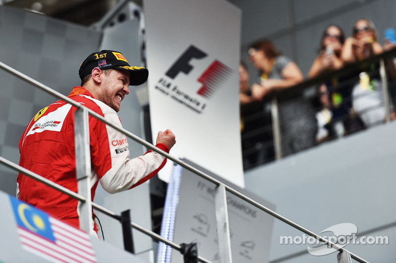 Juara balapan Sebastian Vettel, Ferrari merayakan di podium