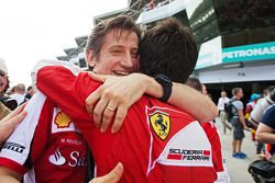 Massimo Rivola, director deportivo de Ferrari celebra en el podio