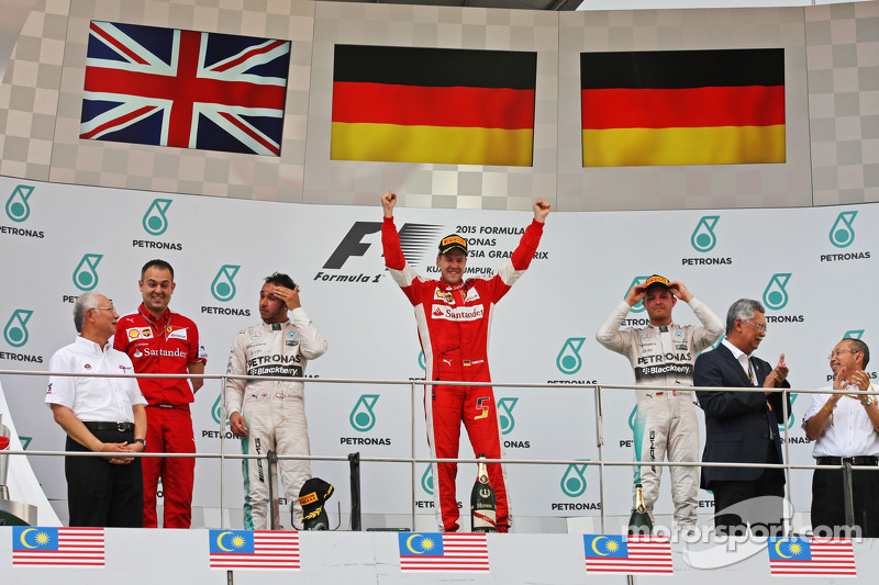 podium, Mercedes AMG F1, kedua; Sebastian Vettel, Ferrari, juara balapan; Nico Rosberg, Mercedes AMG