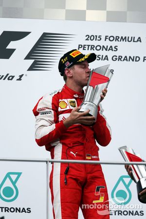 Ganador de la Carrera Sebastian Vettel, Ferrari celebra en el podio