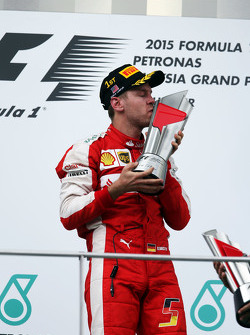 Ganador de la Carrera Sebastian Vettel, Ferrari celebra en el podio