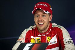 Racewinnaar Sebastian Vettel, Ferrari, in de FIA-persconferentie