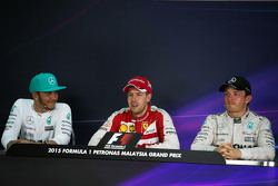 La carrera posterior Conferencia de prensa de la FIA, Mercedes AMG F1, segundo; Sebastian Vettel, Ferrari, ganador de la carrera; Nico Rosberg, de Mercedes AMG F1, tercero