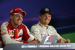 Vainqueur Sebastian Vettel, Ferrari et Nico Rosberg, Mercedes AMG F1 durant la conférence de presse de la FIA