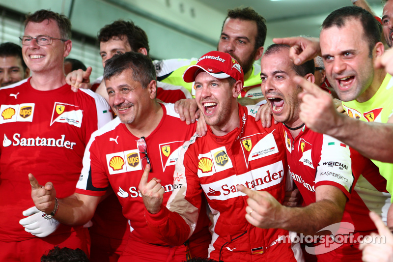 Ganador de la Carrera Sebastian Vettel, Ferrari celebra con el equipo