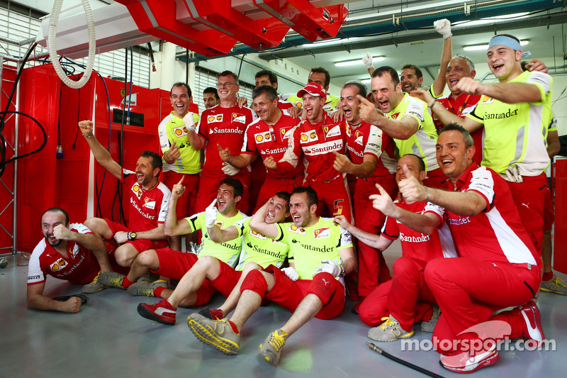 Ganador de la Carrera Sebastian Vettel, Ferrari celebra con el equipo