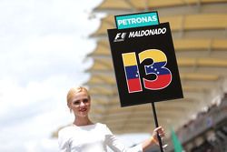 Grid girl: Pastor Maldonado, Lotus F1 Team