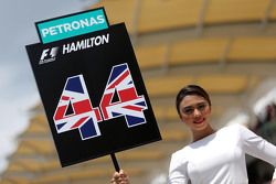 Грид-гёрл Льюис Хэмилтон Mercedes AMG F1 Team