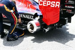 Scuderia Toro Rosso STR10 rear hub detail