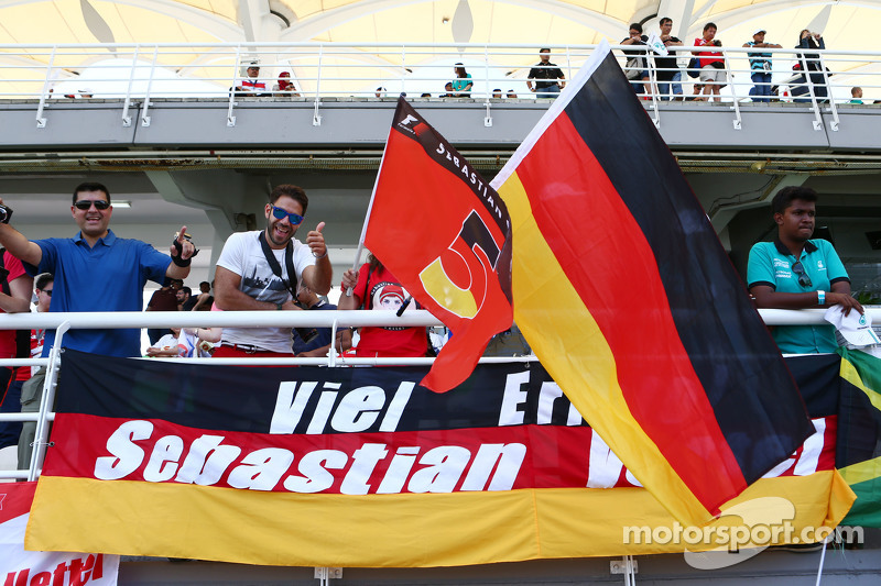 Sebastian Vettel, Ferrari fans, dan flags