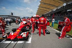 Себастьян Феттель Ferrari SF15-T на стартовой решетке