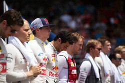 Макс Ферстаппен Scuderia Toro Rosso с другими пилотами во время исполнения национального гимна