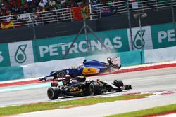 Pastor Maldonado, Lotus F1 E23, passeert Marcus Ericsson, Sauber C34, die uit de race spint