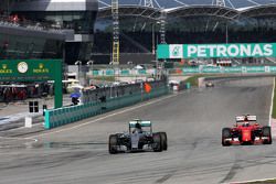 Нико Росберг Mercedes AMG F1 Team и Кими Райконен, Scuderia Ferrari