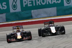 Даниил Квят Red Bull Racing RB11 и Нико Хюлькенберг, Sahara Force India F1 VJM08 сражаются за позици