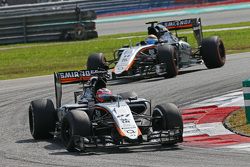 Нико Хюлькенберг Sahara Force India F1 VJM08 впереди напарника по команде Серхио Переса, Sahara Forc
