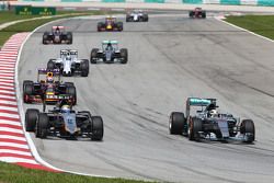 Sergio Perez, Sahara Force India F1 VJM08, and Lewis Hamilton, Mercedes AMG F1 W06 battle for position