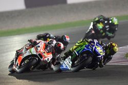 Валентино Росси Yamaha Factory Racing и Йонни Эрнандес Pramac Racing