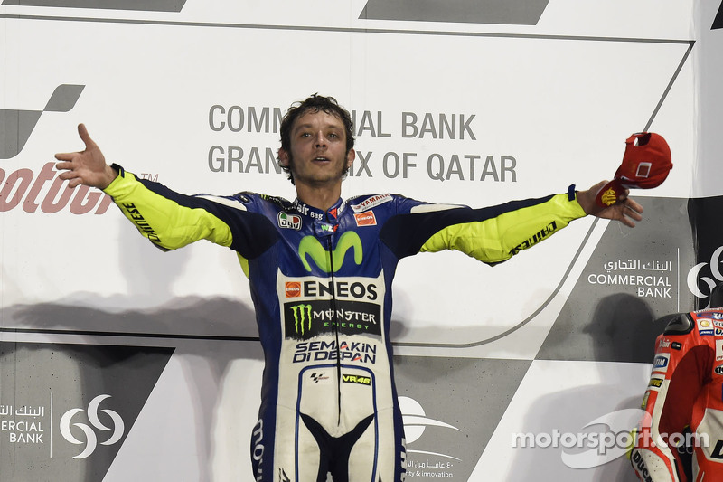 Podium: El ganador de la carrera, Valentino Rossi, celebra 