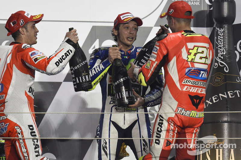 Podium: El ganador de la carrera, Valentino Rossi, segundo lugar, Andrea Dovizioso, tercer lugar Andrea Iannone