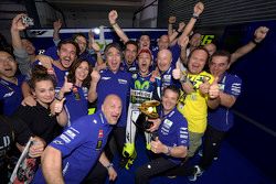 El ganador de la carrera, Valentino Rossi celebra con su equipo