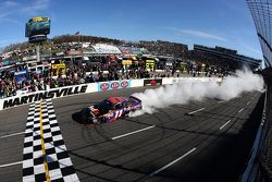 Ganador de la carrera, Denny Hamlin, Joe Gibbs Racing Toyota, celebra