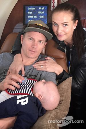 Kimi Raikkonen con su hijo Robin y su novia Minttu Virtanen