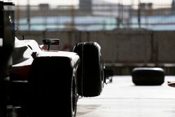 Une voiture MP Motorsport au garage