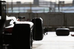 Une voiture MP Motorsport au garage