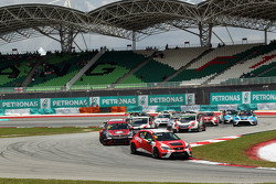 Start: Pepe Oriola, SEAT Leon Racer, Craft Bamboo Racing LUKOIL, in Führung