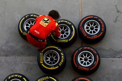 Un mecánico de Racing Engineering prepara neumáticos Pirelli