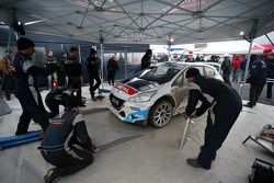 Peugeot 208 T16 Крейга Брина на сервисе Circuit of Ireland Rally