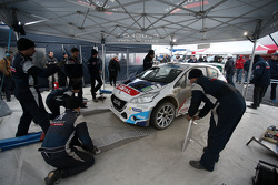 Peugeot 208 T16 Крейга Брина на сервисе Circuit of Ireland Rally