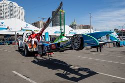 De auto van Vitantonio Liuzzi, Trulli, wordt teruggebracht naar de paddock