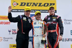 Podio: ganador de la carrera Rob Collard, el segundo lugar Aron Smith, el tercer lugar Jason Plato