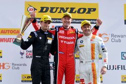 Podium : le vainqueur Gordon Shedden, le deuxième Andy Priaulx, le troisième Colin Turkington